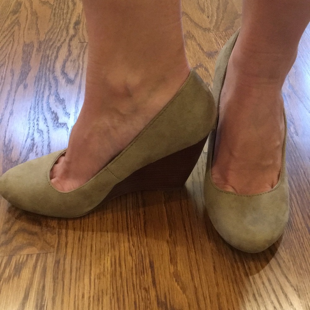 Nine West nude round toe wedges
